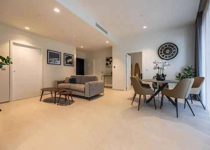 Luxury Apartment With Common Skypool In The Prestigious Mercury Tower By Sf Homes