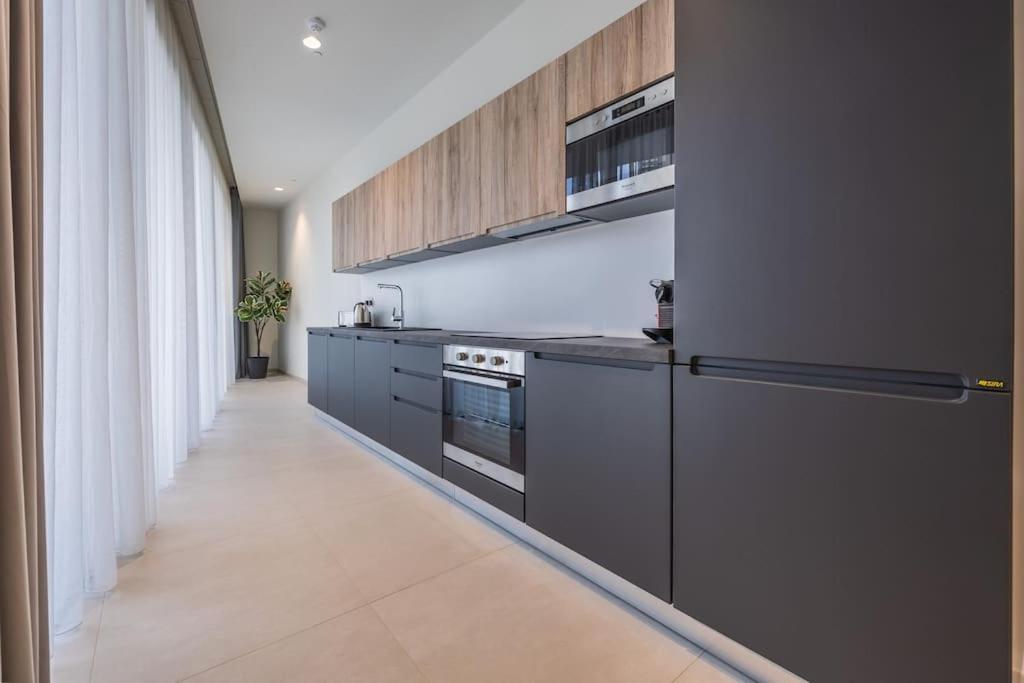 Luxury With Common Skypool In The Prestigious Mercury Tower By Sf Homes *