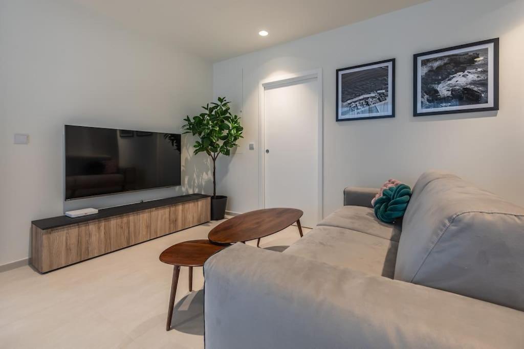Apartment Luxury With Common Skypool In The Prestigious Mercury Tower By Sf Homes *