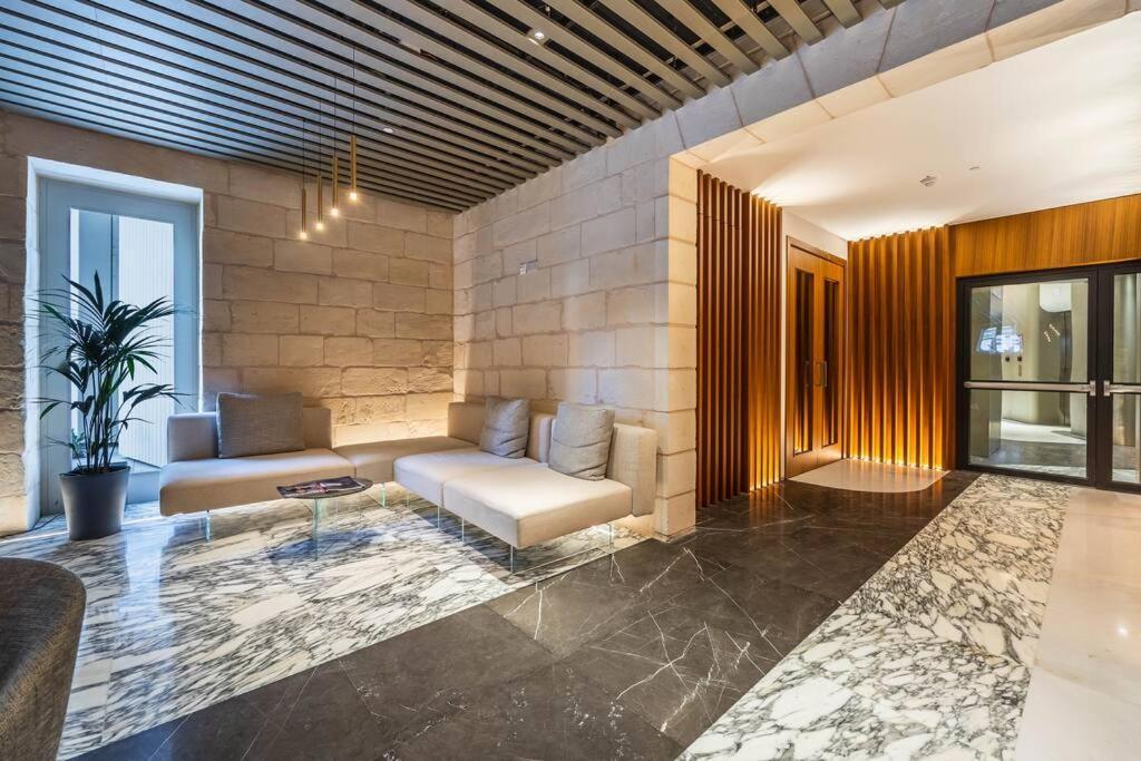 Luxury With Common Skypool In The Prestigious Mercury Tower By Sf Homes *