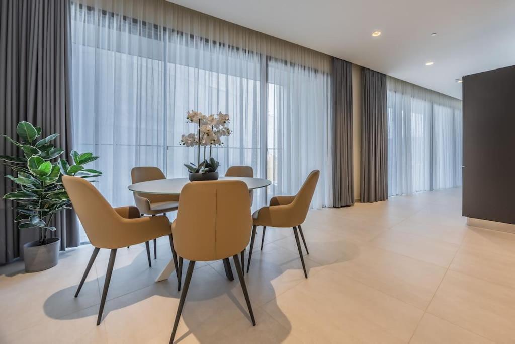 Luxury With Common Skypool In The Prestigious Mercury Tower By Sf Homes Apartment