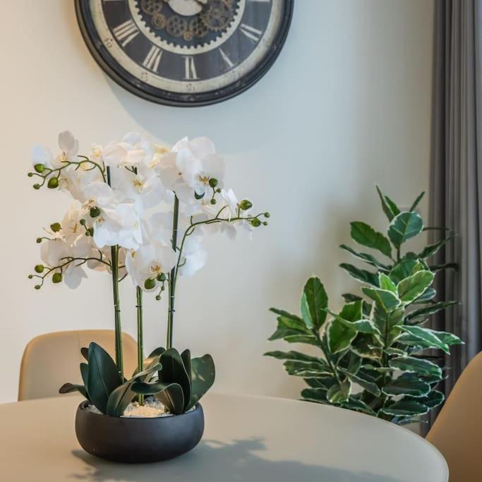 Luxury With Common Skypool In The Prestigious Mercury Tower By Sf Homes Apartment *
