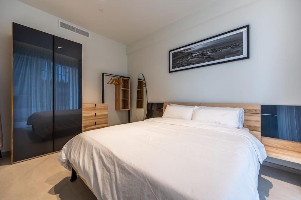 Luxury With Common Skypool In The Prestigious Mercury Tower By Sf Homes * Saint Julian's