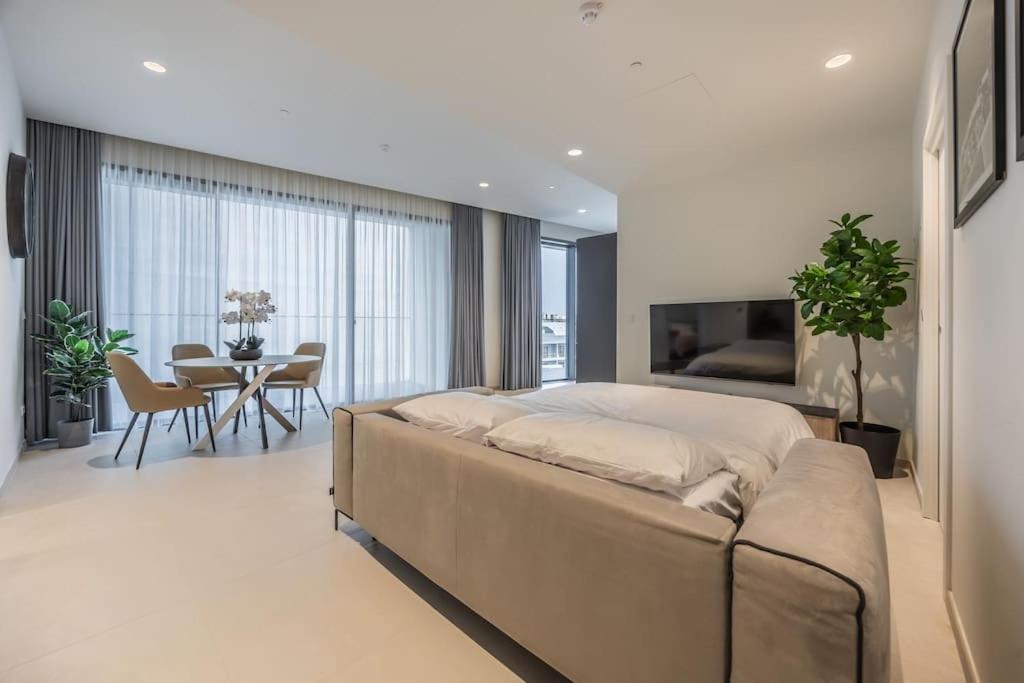 Apartment Luxury With Common Skypool In The Prestigious Mercury Tower By Sf Homes
