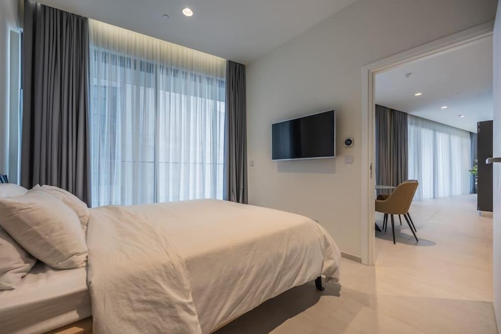 Apartment Luxury With Common Skypool In The Prestigious Mercury Tower By Sf Homes *