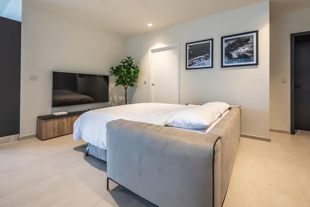 Apartment Luxury With Common Skypool In The Prestigious Mercury Tower By Sf Homes Saint Julian's