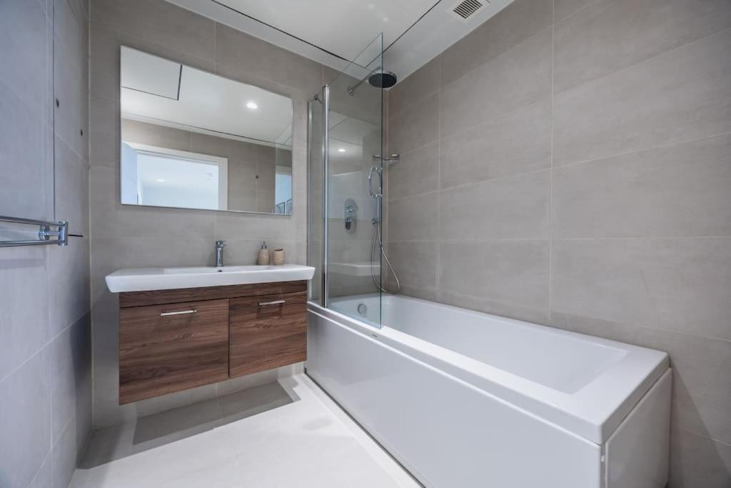 Luxury With Common Skypool In The Prestigious Mercury Tower By Sf Homes *